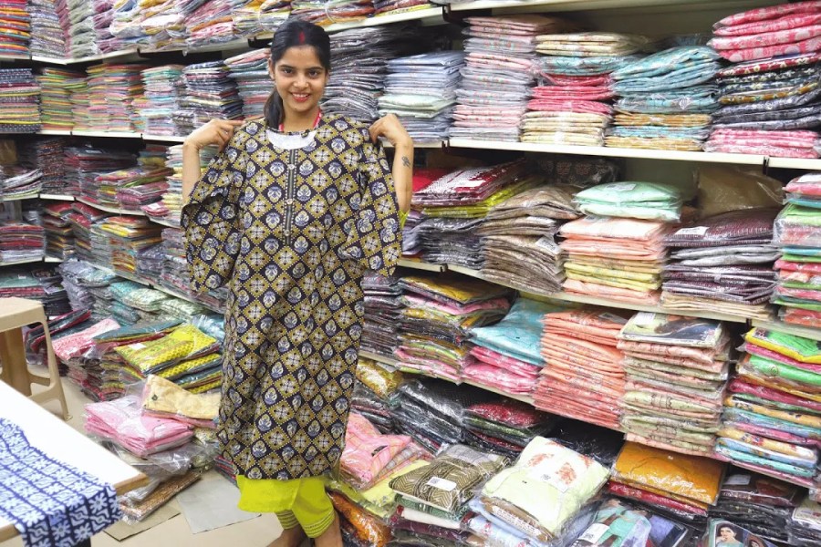 Ladies Designer Suits in Surat